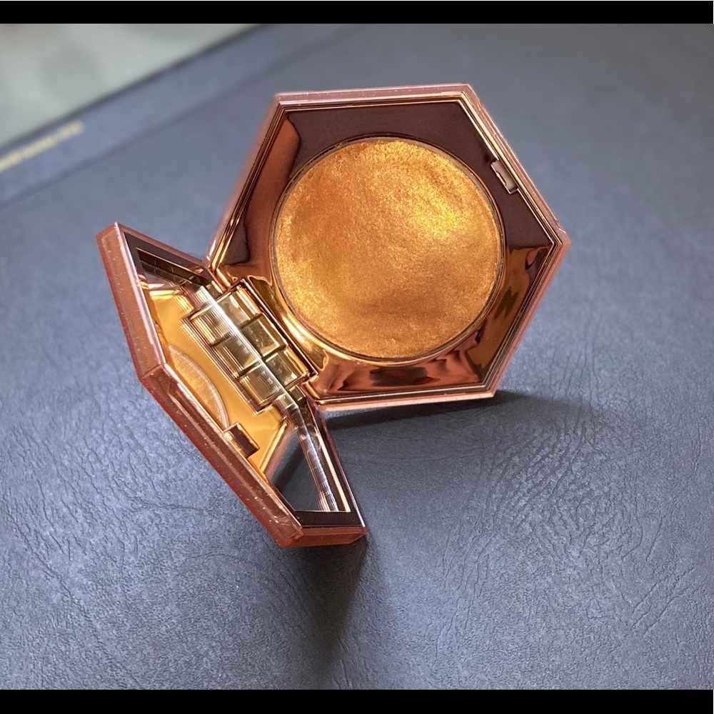 Fenty Beauty Diamond Bomb-Cognac Candy.